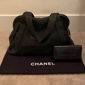 CHANEL Black Embossed Leather Shoulder Bag with Wallet